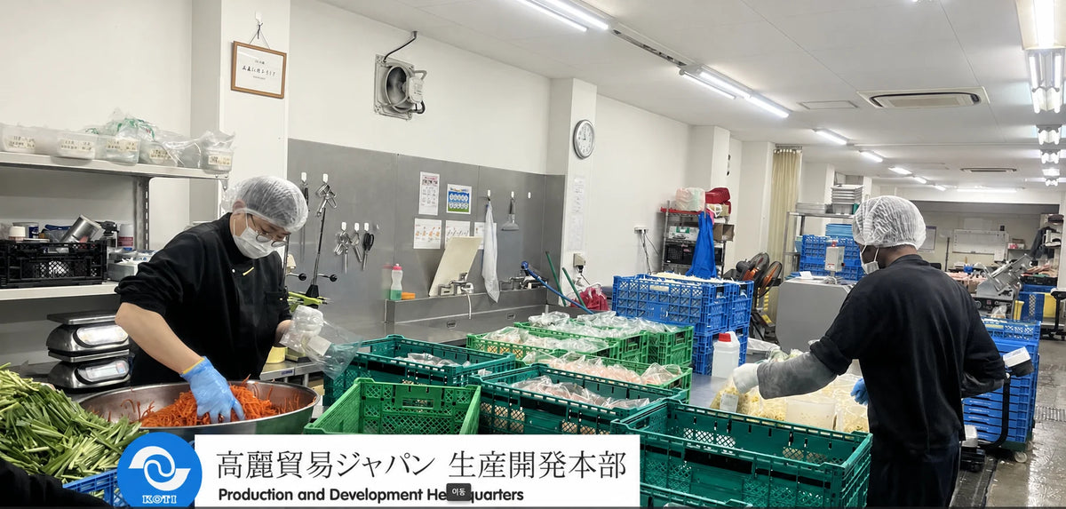 大阪の自社工場で食材を下ごしらえするスタッフ