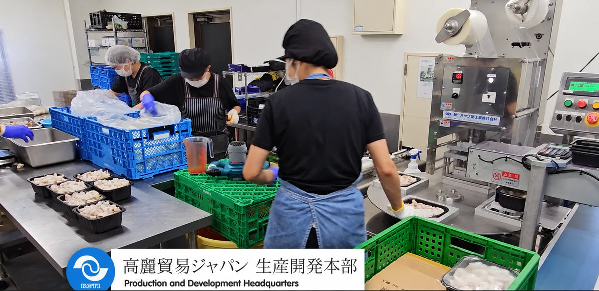 自社工場で商品を包装するスタッフ