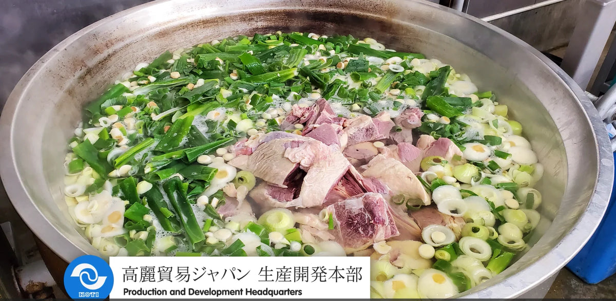 自社工場の大きな釜で仕込む肉とねぎのスープ