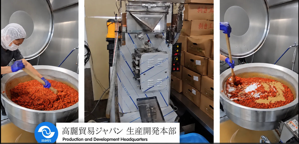大きな釜でヤンニョムを混ぜる製造スタッフ